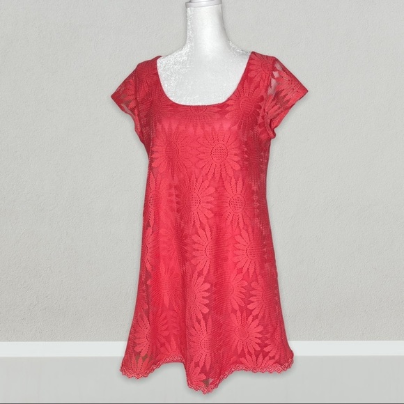 Socialite Lace Overlay Dress Size M Coral Pink Shift Cap Sleeves Scoop Neck - Picture 1 of 10